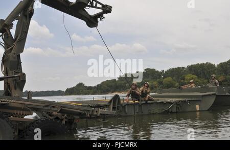 Stati Uniti La riserva di esercito di soldati con il 739th multiruolo Bridge società con sede nella città di granito, Ill., hanno partecipato ad operazioni di ponte sul fiume Arkansas vicino a Fort Chaffee manovra Training Center, arca. Come parte del funzionamento di assalto di Fiume 18, 24 luglio 2018. Operazione Fiume Assault è un tasto U.S. La riserva di esercito di evento di formazione che il 416th TEC impiega per preparare il personale addestrato e pronto unità di ingegnere e soldati. Foto Stock