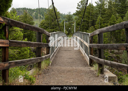 Ponte sul Torrente Hellroaring nel deserto di Yellowstone Foto Stock