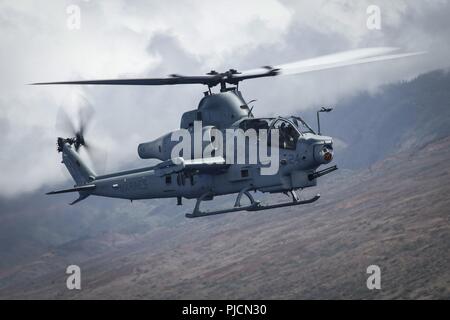 HAWAII (24 luglio 2018) UN U.S. Marine Corps AH-1Z Viper assegnato alle Marine Attacco leggero elicottero Squadron 367 (HMLA-367) partecipa a una simulazione di recupero tattico di aeromobili e di personale (TRAP) missione durante il cerchio del Pacifico (RIMPAC) esercizio sopra le isole hawaiane, 24 luglio 2018. RIMPAC fornisce un elevato valore di formazione per attività organizzata, altamente capace Air-Ground Marine Task Force e migliora la crisi critica la capacità di risposta degli Stati Uniti Marines nel Pacifico. Venticinque nazioni, 46 navi, cinque sommergibili, circa 200 aerei e 25.000 personale partecipano RIMPAC da Foto Stock