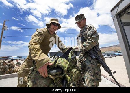 KONA, HAWAII (Luglio 22, 2018) di un Marine e un membro dell'Esercito Australiano spostare apparecchiature dopo il completamento di esercizi a Pohakuloa Area Formazione durante il cerchio del Pacifico (RIMPAC) Esercizio, 22 luglio. Venticinque nazioni, 46 navi, cinque sommergibili e circa 200 aerei e 25.000 personale partecipano RIMPAC dal 27 giugno al 2 agosto in e intorno alle Isole Hawaii e la California del Sud. Il più grande del mondo marittimo internazionale esercitazione RIMPAC offre una singolare opportunità di formazione promuovendo e sostenendo le relazioni cooperative tra i partecipanti sono fondamentali per garantire Foto Stock