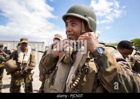 KONA, HAWAII (Luglio 22, 2018) Tongan Caporale David Mafuataimi, assegnato a Sua Maestà delle Forze Armate, si prepara a bordo di un assalto veicolo anfibio dopo il completamento di esercizi a Pohakuloa Area Formazione durante il cerchio del Pacifico (RIMPAC) Esercizio, 22 luglio. Venticinque nazioni, 46 navi, cinque sommergibili e circa 200 aerei e 25.000 personale partecipano RIMPAC dal 27 giugno al 2 agosto in e intorno alle Isole Hawaii e la California del Sud. Il più grande del mondo marittimo internazionale esercitazione RIMPAC offre una singolare opportunità di formazione promuovendo e sustainin Foto Stock