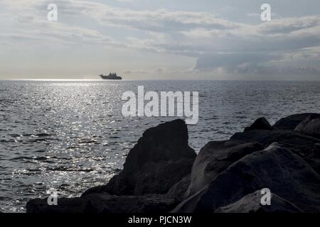 KONA, HAWAII (Luglio 22, 2018) Royal Australian Navy atterraggio elicottero nave dock HMAS Adelaide (L01) vele al largo della costa di Kona, Hawaii, in attesa di ritirare le truppe seguenti esercizi a Pohakuloa Area Formazione durante il cerchio del Pacifico (RIMPAC) Esercizio, 22 luglio. Venticinque nazioni, 46 navi, cinque sommergibili e circa 200 aerei e 25.000 personale partecipano RIMPAC dal 27 giugno al 2 agosto in e intorno alle Isole Hawaii e la California del Sud. Il più grande del mondo marittimo internazionale esercitazione RIMPAC offre una singolare opportunità di formazione promuovendo e sostenendo Foto Stock