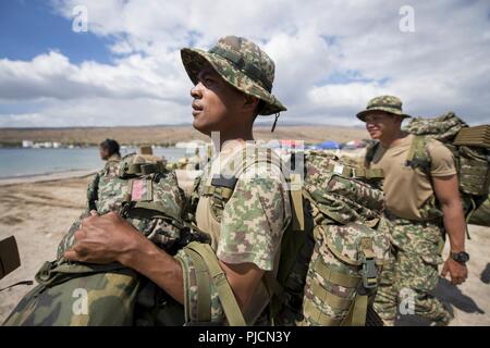 KONA, HAWAII (Luglio 22, 2018) militari membri dal Royal malese esercito partono la spiaggia di Kona, Hawaii, per il Royal Australian Navy atterraggio elicottero nave dock HMAS Adelaide (L01), dopo il completamento di esercizi a Pohakuloa Area Formazione durante il cerchio del Pacifico (RIMPAC) Esercizio, 22 luglio. Venticinque nazioni, 46 navi, cinque sommergibili e circa 200 aerei e 25.000 personale partecipano RIMPAC dal 27 giugno al 2 agosto in e intorno alle Isole Hawaii e la California del Sud. Il più grande del mondo marittimo internazionale esercitazione RIMPAC fornisce un unico opportun formazione Foto Stock