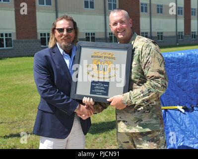 Ritirato Chief Warrant Officer 5 D.K. Taylor (sinistra), è presentato con una targa di apprezzamento dal Chief Warrant Officer 5 Jay Stuckman, Ohio Army National Guard comando stato chief warrant officer per essere l'oratore ospite all'Ohio Army National Guard garantisce Officer monumento di coorte inaugurazione Luglio 9, 2018 presso il reggimento 147th (Regionale istituto di formazione) a Columbus, Ohio. Più di 100 corrente e pensionati marescialli, ospiti speciali e senior leadership OHARNG ha partecipato alla cerimonia, che ha coinciso con l'anniversario dell'U.S. Esercito mandato Officer coorte il centesimo compleanno. ( Foto Stock