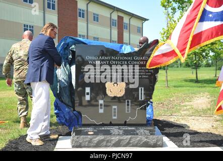 Ritirato Chief Warrant Officer 5 D.K. Taylor (sinistra), assiste l'inaugurazione dell'Ohio Army National Guard garantisce Officer monumento di coorte Luglio 9, 2018 presso il reggimento 147th (Regionale istituto di formazione) a Columbus, Ohio. Più di 100 corrente e pensionati marescialli, ospiti speciali e senior leadership OHARNG ha partecipato alla cerimonia, che ha coinciso con l'anniversario dell'U.S. Esercito mandato Officer coorte il centesimo compleanno. (Ohio National Guard Foto Stock