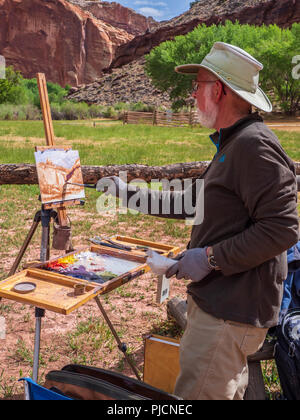 Artista dipinge la scena, fruita, Capitol Reef National Park nello Utah. Foto Stock