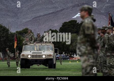 (Standing, da sinistra) Il Mag. Gen. Patrick Matlock, Lt. Gen. Laura Richardson e il Mag. Gen. Pat White "truppa la linea" durante la Prima Divisione Corazzate modifica del comando cerimonia al Fort Bliss, Texas, 12 luglio. Sotto l'autorità di Richardson, U.S. Forze armate il comando vice comandante generale, Matlock, il primo annuncio del nuovo comandante generale, ha ricevuto il primo annuncio flag dal bianco, la divisione in uscita del comandante generale. Foto Stock