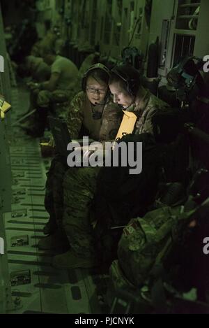 Il cap. Isebell Zhang, infermiere di volo e il Senior Airman Kyle Caldwell, volo medic, input le informazioni del paziente in Patient's Electronic Health Record a bordo di una C-17 Globemaster III legata a Ramstein Air Base, Germania, 21 luglio 2018. Il avieri del 455th Expeditionary evacuazione di medicina aeronautica Squadriglia con base a Bagram Airfield, Afghanistan sono tasked con il trasporto di feriti negli Stati Uniti e la NATO partner membri del servizio. Foto Stock