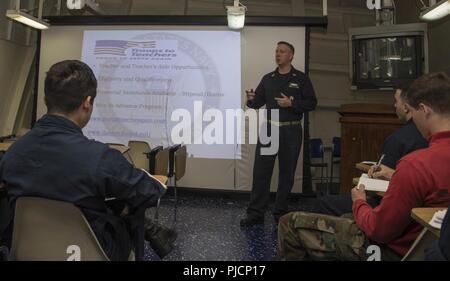 Mare (Luglio 20, 2018) Marina Capo Consigliere James O'Brien, da Middletown, New York, parla ai marinai durante una fase di pre-separazione in classe della nave a bordo di classe Wasp-classe assalto anfibio nave USS Iwo Jima (LHD 7), 20 luglio 2018. Iwo Jima, homeported a Mayport, Florida, sta conducendo operazioni navali negli Stati Uniti Sesta flotta area di operazioni a sostegno degli Stati Uniti per gli interessi di sicurezza nazionali in Europa e in Africa. Foto Stock