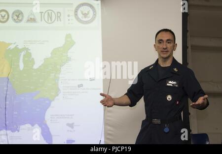 Mare (Luglio 20, 2018) Consigliere marina 1. Classe Jonathan Tucker, dal Rochester, New York, parla ai marinai durante una fase di pre-separazione in classe della nave a bordo di classe Wasp-classe assalto anfibio nave USS Iwo Jima (LHD 7), 20 luglio 2018. Iwo Jima, homeported a Mayport, Florida, sta conducendo operazioni navali negli Stati Uniti Sesta flotta area di operazioni a sostegno degli Stati Uniti per gli interessi di sicurezza nazionali in Europa e in Africa. Foto Stock