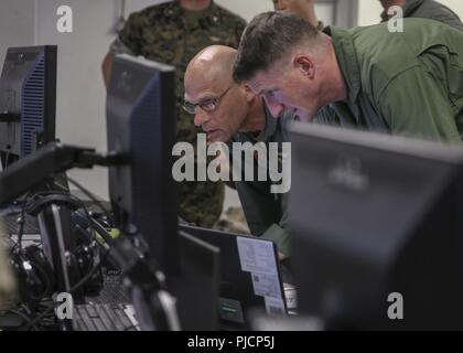 Il Mag. Gen. Kevin M. Iiams, il Comandante generale del terzo aeromobile Marina Wing (PMA) e il tenente Col. Patrick Tiernan, il senior officer, discutere le operazioni di volo nella battaglia di Lab a sostegno dell'estate Fury 2018 con MARINE Tactical Air Squadron (MTACS) 38, aria marina gruppo di controllo (MACG) 38, 3a MAW, al Marine Corps Air Station Miramar, California, 24 luglio. Estate Fury è progettato per aumentare la funzionalità e l'efficacia della terza MAW, aumentando al contempo la massa Marine-Air Task Force navale e integrazione con i partecipanti Marine Expeditionary Force e di unità navali. Foto Stock