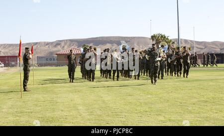 Marine-musicisti con 1° Divisione Marine Band, Marine Corps base Camp Pendleton, salutate incoming Col. Craig Clemans durante il passaggio nel tratto di revisione della modifica del comando cerimonia di premiazione che si terrà sul campo di Sorensen a bordo Marine Corps base logistica Barstow, California, 19 luglio. Il colonnello Clemans ha assunto il comando della base da Col. Sekou Karega chi è il titolo del suo nuovo comando in Corea del Sud. Foto Stock