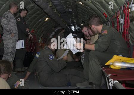 Stati Uniti Air Force Academy e ufficiale della riserva la formazione Corps cadetti lo studio di un gruppo di attività sul foglio di lavoro una KC-135 Stratotanker aeromobile assegnati a MacDill Air Force Base, Fla., 2 luglio 2018. L attività ha portato i gruppi insieme per risolvere uno scenario di sopravvivenza in cui i gruppi hanno dovuto coordinare con il giudizio morale. Foto Stock