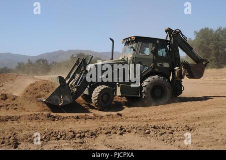 Un U.S. La riserva di esercito soldato con il 779th Engineer Company, ingegnere 463rd battaglione, ingegnere 926th brigata, 412 Teatro comando ingegnere, basata a Parkersburg, W.V., opera un retroescavatore BHL durante il combattimento Supporto Formazione Esercizio (CSTX) 91-18-01 a Fort Hunter Liggett, Calif, 20 luglio 2018. CSTX 91-18-01 è un combattimento a sostenere la formazione di esercizio che garantisce l'America dell'esercito di unità di riserva e soldati sono addestrati e pronto per la distribuzione e a portare in grado, combattere-ready, e letale Fuoco a sostegno dell'esercito e ai nostri partner in tutto il mondo. Foto Stock