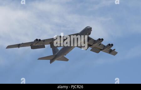 A B Stratofortress da Minot Air Force Base lancia off la Flightline durante la bandiera rossa 18-3 presso la Base Aerea Militare di Nellis Nev., 24 luglio 2018. Bandiera rossa equipaggi dà la possibilità di sperimentare in tutta sicurezza avanzata, pertinenti e realistica di combattimento simili situazioni in un ambiente controllato. Foto Stock