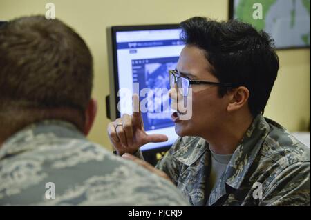 Airman 1. Classe Sandra, 7° Squadrone di intelligence, spiega come progetto Maven funziona in uno stand durante il settantesimo intelligence, sorveglianza e ricognizione del parafango 2018 Innovation Summit 24 luglio 2018 presso il College Park, Maryland. Questo è stato il primo vertice che ha contribuito a mettere insieme più di 100 aviatori da tutta l'ala per creare una cultura dell'innovazione. Foto Stock