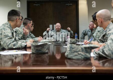 Master Chief Sgt. Brandon Dunston, centro 23d Manutenzione aeromobili squadrone sovrintendente, colloqui con Air Force Reserve Officer Training Corps cadetti durante il funzionamento Aria forza 2018, luglio 18, 2018 a Moody Air Force Base, Ga. Dal 2 giugno-agosto 1, tre gruppi di cadetti provenienti da tutta la nazione ha partecipato al programma annuale che ha dato loro la possibilità di vedere il funzionamento Air Force ha la missione e lo stile di vita prima di scegliere una carriera come funzionario. Foto Stock