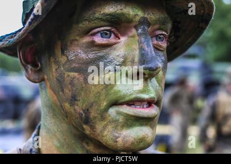 Stati Uniti Marine 1Lt. Zack Gehal, il comandante di plotone con ponte Company, 6 Supporto tecnico di battaglione, 4° Marine Logistics Group, comporta per un ritratto dopo l'impostazione di un comando di avanzamento e del centro di controllo durante il fiume Assault 2018 a Fort Chaffee, arca. Luglio 15, 2018. Fiume Assault 2018 è un tre settimane lungo servizio congiunto esercizio con Marines dal 7° e 6° ESB lavorando al fianco di vari Stati Uniti Esercito di unità di riserva per costruire un intervallo continuo di ponte che attraversa il fiume Arkansas. Foto Stock