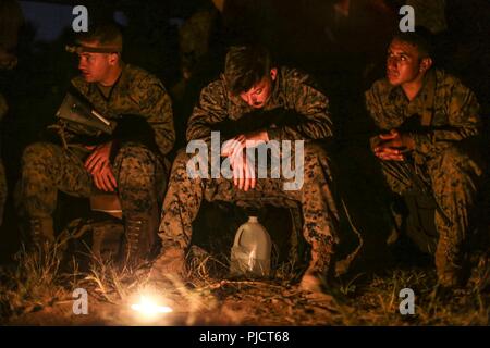 Stati Uniti Marines con ponte Company, 7 Supporto tecnico di battaglione, Marittima 1 Logistics Group, raccogliere dopo una giornata di formazione in campo per un dopo-azione breve a Fort Chaffee, arca. Luglio 18, 2018. Durante il fiume Assault 2018, Marines dal sesto e settimo ESB ha avuto la possibilità di condividere esperienze e conoscenze da lavorare mano nella mano conducendo operazioni di rafting sul fiume Arkansas. Foto Stock