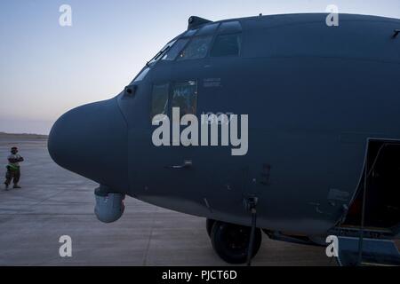 Stati Uniti Air Force piloti assegnato al XVI Expeditionary Special Operations Squadron eseguire pre controlli di volo a bordo di un AC-130W Stinger II prima di una missione in una località segreta a sostegno di funzionamento inerenti risolvere, Asia sud-ovest, 23 luglio, 2018. L'AC-130W includono una missione management console, communications suite, due elettro-ottico/sensori ad infrarossi, incendi di apparecchiature di controllo, guidati con precisione munizioni capacità di erogazione; e un lato-cottura, addestrabile 30mm pistola con tracer-meno munizioni e munizioni associato sistema di storage. La missione del sistema di gestione sarà il fusibile sensore, Foto Stock