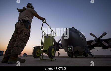 Un maintainer assegnato al XVI Expeditionary Special Operations Squadron si preannuncia come un AC-130W Stinger II si prepara per la missione in una località segreta a sostegno di funzionamento inerenti risolvere, Asia sud-ovest, 23 luglio, 2018. L'AC-130W Stinger II missioni primarie sono vicini il supporto aereo e di interdizione dell'aria. Aria vicino le missioni di sostegno includono truppe in contatto, la scorta dei convogli e punto di difesa aerea. Aria missioni di interdizione sono condotte contro bersagli prepianificato o bersagli di opportunità e di includere il coordinamento di sciopero e ricognizione. Foto Stock