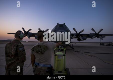 I manutentori assegnato al XVI Expeditionary Special Operations Squadron guardare come un AC-130W Stinger II si prepara per la missione in una località segreta a sostegno di funzionamento inerenti risolvere, Asia sud-ovest, 23 luglio, 2018. L'AC-130W Stinger II missioni primarie sono vicini il supporto aereo e di interdizione dell'aria. Aria vicino le missioni di sostegno includono truppe in contatto, la scorta dei convogli e punto di difesa aerea. Aria missioni di interdizione sono condotte contro bersagli prepianificato o bersagli di opportunità e di includere il coordinamento di sciopero e ricognizione. Foto Stock