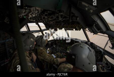 Stati Uniti Air Force equipaggio membri assegnati al XVI Expeditionary Special Operations Squadron eseguire pre controlli di volo a bordo di un AC-130W Stinger II prima di una missione a sostegno di funzionamento inerenti risolvere, Asia sud-ovest, 23 luglio, 2018. L'AC-130W includono una missione management console, communications suite, due elettro-ottico/sensori ad infrarossi, incendi di apparecchiature di controllo, guidati con precisione munizioni capacità di erogazione; e un lato-cottura, addestrabile 30mm pistola con tracer-meno munizioni e munizioni associato sistema di storage. La missione del sistema di gestione sarà il fusibile sensore, comunicazione, env Foto Stock