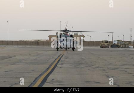 Un U.S. Air Force HH-60G Pavehawk assegnato alla quarantaseiesima salvataggio Expeditionary Squadron taxi sulla linea di volo in preparazione a prendere il largo per una missione in Iraq, 18 luglio 2018. La missione primaria di HH-60G Pave Hawk elicottero è di condurre di giorno o di notte personale le operazioni di ripristino in ambienti ostili per recuperare personale isolato durante la guerra. Foto Stock