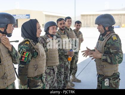 KABUL AIR WING, Afghanistan (Luglio 2, 2018) -- Sgt. Hameedullah, Afghan Air Force Fly-Away Security Team (veloce) piombo, prepara il suo team per la giornata di missione. Luglio 2, 2018, Kabul Air Wing, Afghanistan. Il rapido team è responsabile per la protezione personale afghano e beni durante il fly-away missioni. Foto Stock