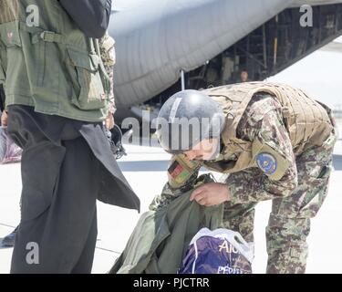 KABUL AIR WING, Afghanistan (Luglio 2, 2018) Un Afghan Air Force Fly-Away Security Team (veloce) stati ispeziona un passeggero prima di salire a bordo del velivolo 2 Luglio 2, 2018, Kabul Air Wing, Afghanistan. FAST i membri sono responsabili di garantire nulla schede pericolose il velivolo. Foto Stock