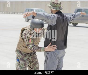 KABUL AIR WING, Afghanistan (Luglio 2, 2018) Un Afghan Air Force Fly-Away Security Team (veloce) stati ispeziona un passeggero prima di consentire loro di salire a bordo di un aeromobile 2 Luglio 2, 2018, Kabul Air Wing, Afghanistan. FAST i membri sono responsabili di garantire nulla schede pericolose il velivolo. Foto Stock