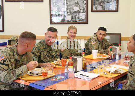 Marine Corps Sgt. Il Mag. Anthony Spadaro, comando arruolati senior leader, U.S. Comando Indo-pacifico parla ai soldati al semaforo Dining Facility, Camp Humphreys, Corea del Sud, 10 luglio. Spadaro ha visitato i soldati e i leader di Camp Humphreys di parlare di Stati Uniti Esercito del Pacifico Progetto Greenbook, una iniziativa di formazione destinato a sviluppare più flessibili e adattabili e soldati innovative e leader. Foto Stock