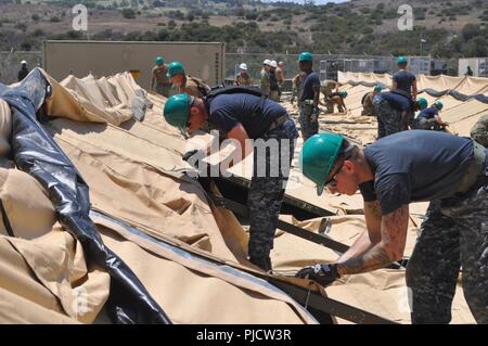 CAMP PENDELTON, California (25 luglio 2018) - i marinai che frequentano il medico Expeditionary Facility (EMF) corso di formazione del Naval Expeditionary Medical Training Institute (NEMTI) practice building tenda esterni. EMF è la marina più grande basate a terra piattaforma medica, che soddisfa il requisito di istituire, gestire e mantenere una struttura medica all' estero che rimane facilmente installabile. NEMTI è un distacco del Navy medicina funzionale centro di formazione (NMOTC), la cui missione è di fornire al medico di funzionamento e aviazione survival training. Foto Stock