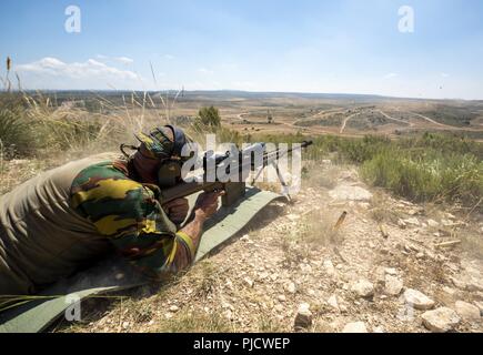 Un cecchino dal Belgio gli incendi il suo Barrett M82 .50 fucile calibro durante una sessione di gamma da 700 a 2200 metri sulla luglio 12, 2018 durante la International Special Training Center Desert Sniper corso presso Chinchilla Area Formazione, Spagna. Le due settimane di corso è progettato per insegnare ai formati sniper team le competenze necessarie per operare in un ambiente desertico. Foto Stock