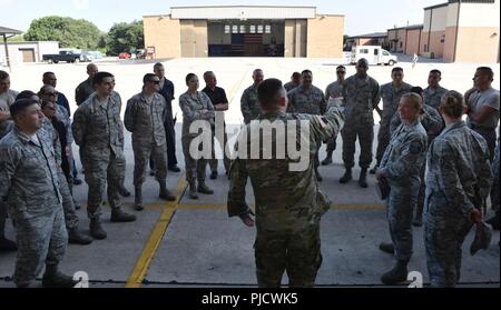 Comando Esercito Sgt. Il Mag. Christopher Kepner, arruolati senior advisor per il capo, National Guard Bureau, indirizzi di leadership e avieri del 149Fighter Wing, Texas Guardia nazionale, at Lackland Air Force Base, San Antonio, Texas, 18 luglio 2018. Foto Stock