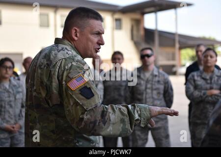 Comando Esercito Sgt. Il Mag. Christopher Kepner, arruolati senior advisor per il capo, National Guard Bureau, indirizzi di leadership e avieri del 149Fighter Wing, Texas Guardia nazionale, at Lackland Air Force Base, San Antonio, Texas, 18 luglio 2018. Foto Stock