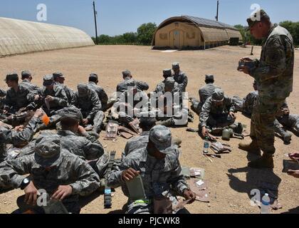 Comando Esercito Sgt. Il Mag. Christopher Kepner, arruolati senior advisor per il capo, National Guard Bureau, unisce Air Force Base Militare della formazione di tirocinanti per pranzo durante una visita a Lackland Air Force Base, San Antonio, Texas, 19 luglio 2018. Foto Stock