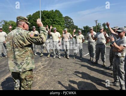 Comando Esercito Sgt. Il Mag. Christopher Kepner, i soldati senior advisor per il capo, National Guard Bureau, indirizzi avieri del 134Air Refuelling Wing, Tennessee Air National Guard, durante una visita a McGhee Tyson Air National Guard Base, Knoxville, Tennessee, luglio 15, 2018. Foto Stock