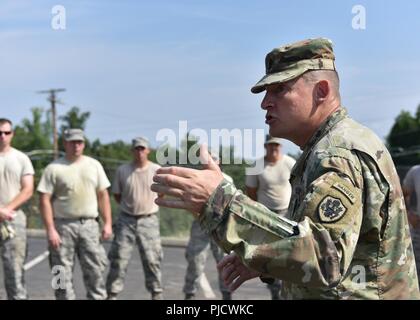 Comando Esercito Sgt. Il Mag. Christopher Kepner, i soldati senior advisor per il capo, National Guard Bureau, indirizzi avieri del 134Air Refuelling Wing, Tennessee Air National Guard, durante una visita a McGhee Tyson Air National Guard Base, Knoxville, Tennessee, luglio 15, 2018. Foto Stock