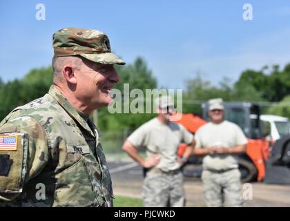 Comando Esercito Sgt. Il Mag. Christopher Kepner, i soldati senior advisor per il capo, National Guard Bureau, indirizzi avieri del 134Air Refuelling Wing, Tennessee Air National Guard, durante una visita a McGhee Tyson Air National Guard Base, Knoxville, Tennessee, luglio 15, 2018. Foto Stock