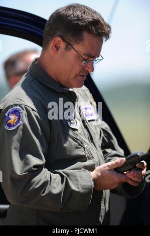 Un aviatore con il 934th Airlift Wing controlla la comunicazione radio tra se stesso e il personale dell'C-130H3 come parte del patriota Nord esercizio su luglio 24-25, 2018 a Fort McCoy, Wisc. L'ala è affidata la missione di fly C-130H3 aeromobili cargo, entrambi airdropping e aria lo sbarco di merci e persone. Il 934th utilizza regolarmente Fort McCoy le zone di trascinamento per operazioni di airdrop per preparare il personale di volo reale per operazioni di mondo. Foto Stock