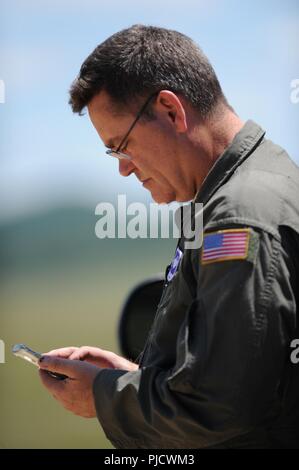 Un aviatore con il 934th Airlift Wing controlla la comunicazione radio tra se stesso e il personale dell'C-130H3 come parte del patriota Nord esercizio su luglio 24-25, 2018 a Fort McCoy, Wisc. L'ala è affidata la missione di fly C-130H3 aeromobili cargo, entrambi airdropping e aria lo sbarco di merci e persone. Il 934th utilizza regolarmente Fort McCoy le zone di trascinamento per operazioni di airdrop per preparare il personale di volo reale per operazioni di mondo. Foto Stock