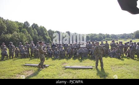 FORT KNOX, Ky. - Chief Warrant Officer 3 Josh Lewis, Blackhawk pilota, sinistra e Sgt. Seth Damann, volo paramedico, sia di 244Brigata aerea (Stati Uniti) condurre aria evacuazione medica (MEDEVAC) corsi di formazione per il primo teatro supporto comando Soldati, 12 luglio. L'equipaggio di volo insegnato come valutare un pronto soccorso e eseguire tactical cura richiesta, medevac sostegno e la sicurezza degli aeromobili nonché antenna tattico delle operazioni di volo. Foto Stock