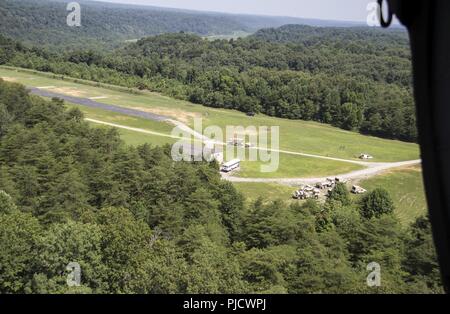 FORT KNOX, Ky. - Un 244Brigata aerea (Stati Uniti)HH-60M Ospedale Blackhawk cerchi al di sopra della massa di formazione durante un'aria evacuazione medica (MEDEVAC) formazione, con il primo teatro supporto comando (TSC) Luglio 12. Il 1° TSC soldati imparato come costruire e utilizzare un canale singolo e massa Airborne Sistema Radio, valutare un pronto soccorso e eseguire tactical cura richiesta, medevac sostegno e la sicurezza degli aeromobili nonché antenna tattico delle operazioni di volo. Foto Stock