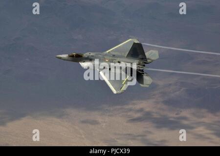 F-22 Raptor 4006 fa il suo secondo volo luglio 18 a seguito di un esteso lavoro di rinnovo per farlo tornare nell'aria. Foto Stock