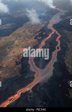 Erutta lava dalla fessura 8 del vulcano Kilauea est Zona di rift in Leilani Estates, vicino Pahoa, Hawaii, e fluisce in discesa come un incandescente fiume di lava Foto Stock