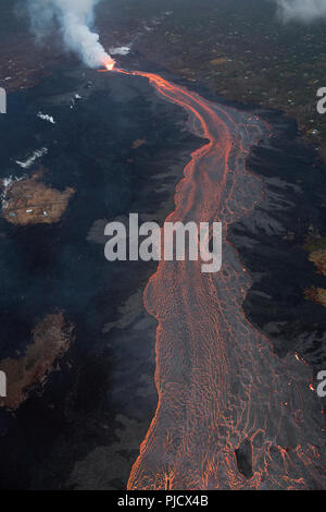 Erutta lava dalla fessura 8 del vulcano Kilauea est Zona di rift in Leilani Estates, vicino Pahoa, Hawaii, e fluisce in discesa come un incandescente fiume di lava Foto Stock