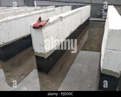 Ponding test effettuato dopo la applicazione di uno strato di impermeabilizzazione di superficie di calcestruzzo. È per assicurarsi che non vi siano più acqua in grado di penetrare il calcestruzzo. Foto Stock