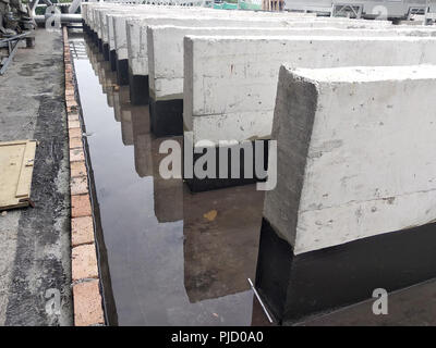 Ponding test effettuato dopo la applicazione di uno strato di impermeabilizzazione di superficie di calcestruzzo. È per assicurarsi che non vi siano più acqua in grado di penetrare il calcestruzzo. Foto Stock