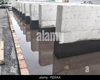 Ponding test effettuato dopo la applicazione di uno strato di impermeabilizzazione di superficie di calcestruzzo. È per assicurarsi che non vi siano più acqua in grado di penetrare il calcestruzzo. Foto Stock